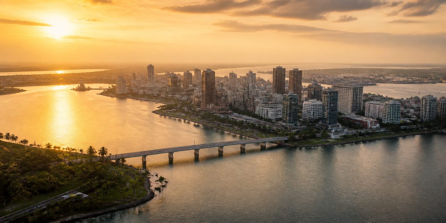 La lagune d’Abidjan et Le Plateau, vus d’en haut à l’heure dorée.